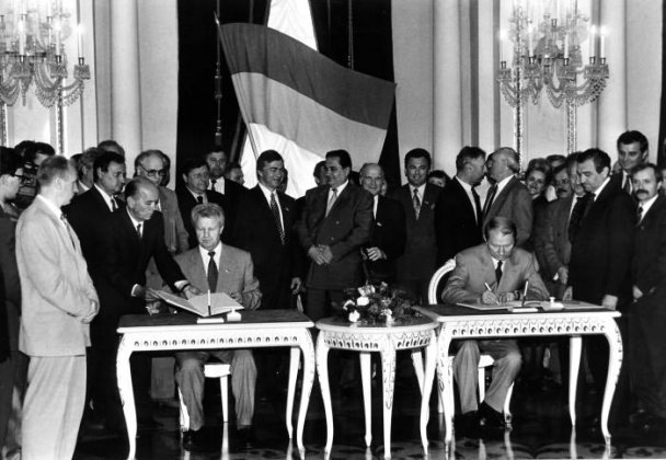 Архивные фото: как 16 лет назад Украина получила Конституцию - фото - ТСН.ua