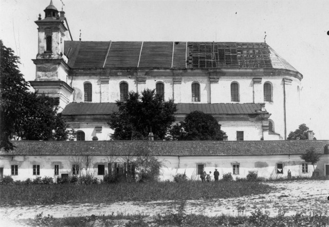 Загальний вигляд колегіального костелу, фото до 1945 р.