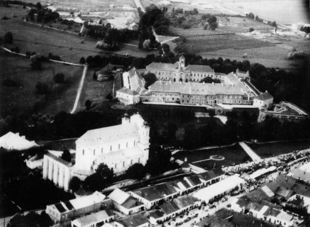 Вид на містечко Олику, костел та замок, 1930-ті роки