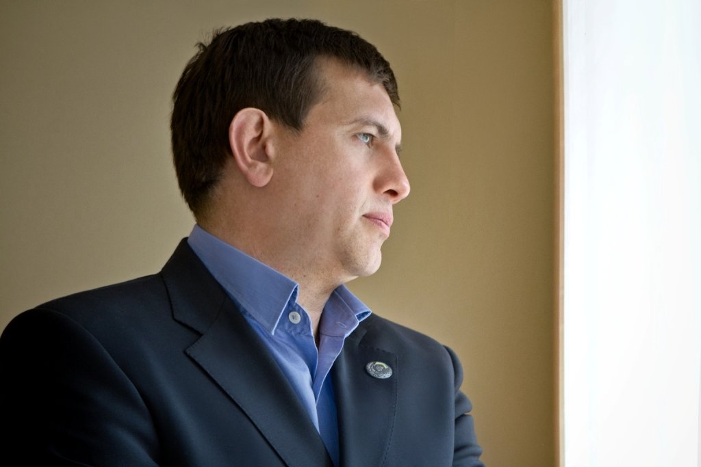 депутат занимающий