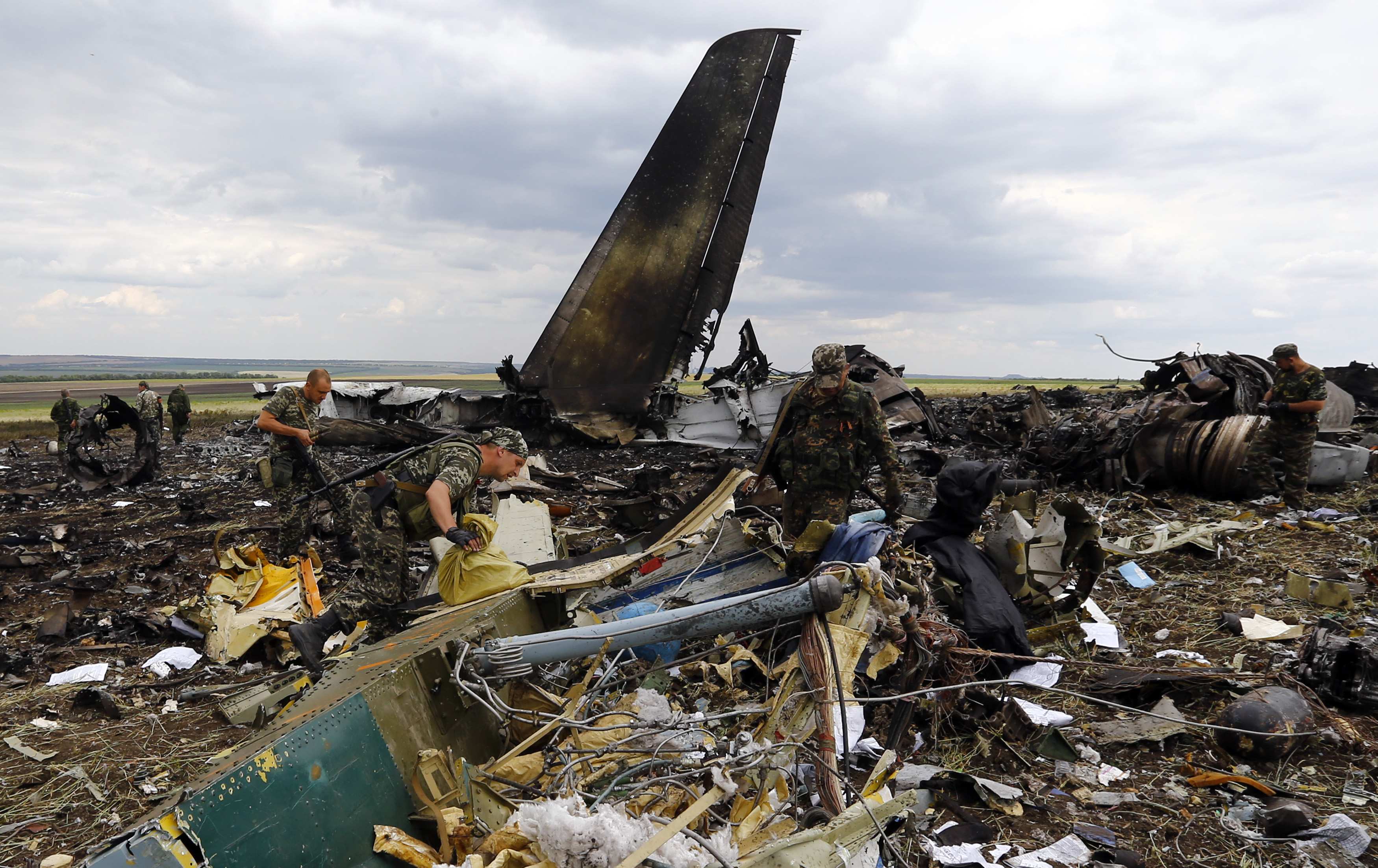 18 июня 2014. Луганский аэропорт сбитый ил-76. Катастрофа ил-76 в Луганске. Крушение ил-76 в Луганске 2014.