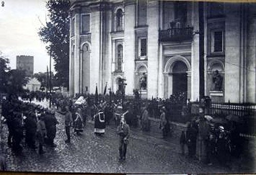 Похоронна процесія Едуарда Пульпе біля католицького костелу Петра і Павла в Луцьку 21 липня 1916 року