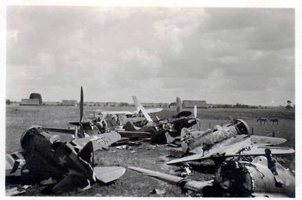 Знищені радянські винищувачі на Луцькому військовому аеродромі Кінець червня 1941 року