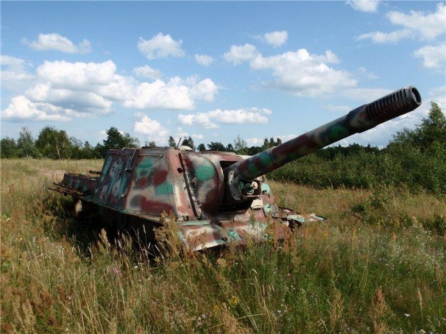 Списана самохідна артилерійська установка ІСУ 152 в якості учбової цілі на авіаційному полігоні Повурськ