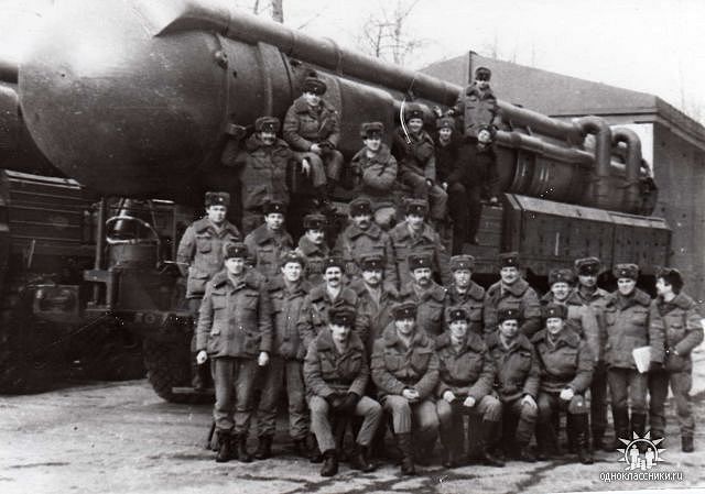 Пусковий розрахунок поруч з ядерною ракетою Піонер на ракетній базі в лісі поблизу села Сокиричі Ківерцівського району