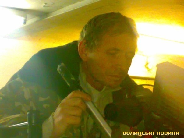 Керівник Луцького аероклубу Крила Волині Віктор Коваєв за роботою