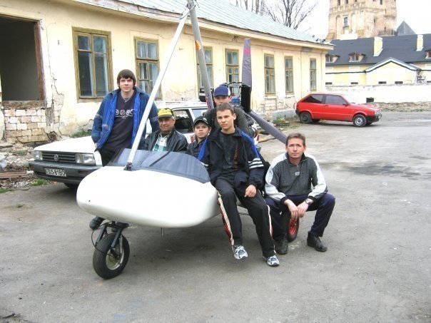 Сергій Серьоженко та Віктор Коваєв з молоддю на базі Луцького аероклубу Крила Волині