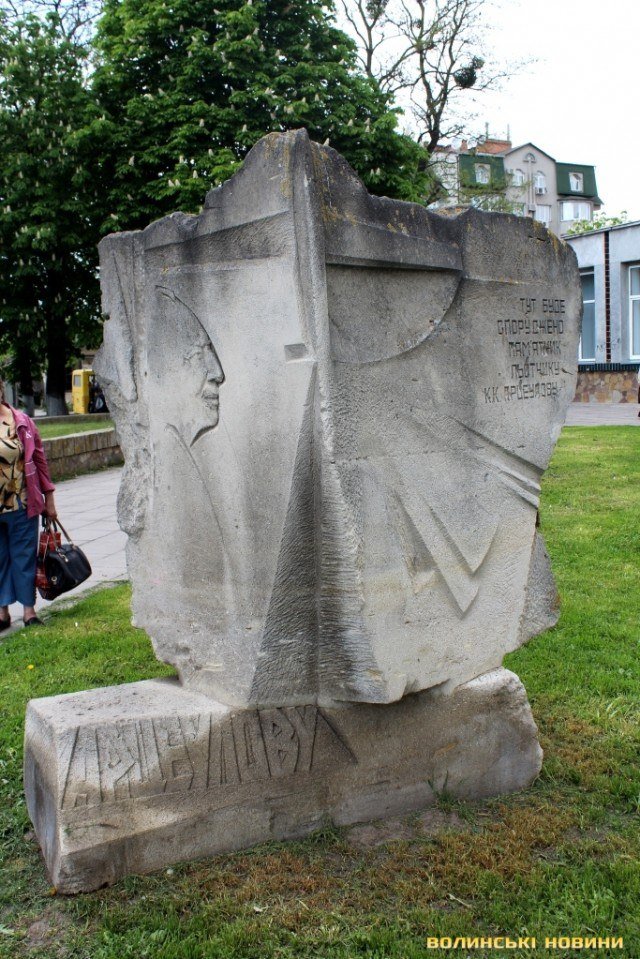 Памятник Костянтину Арцеулову на площі Грушевського