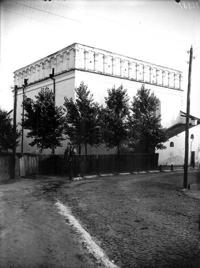 Типовий стан тодішнього замощення: забруковано тільки частину для транспорту, тротуари залишені м'якими. Фото з архіву Музею історії Голокосту в Єрусалимі «Яд Вашем»