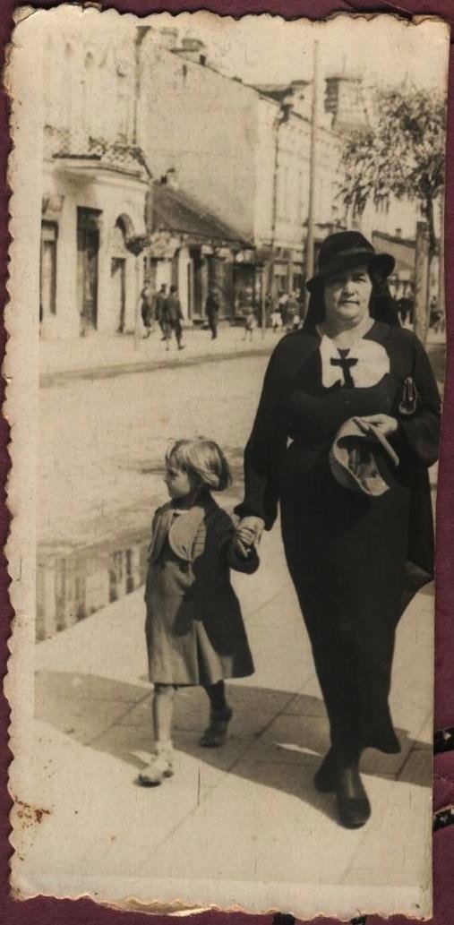 Квадратні тротуарні плитки на Ягеллонській. Фото з приватної колекції. На задньому плані - впізнаваний будинок з вежею