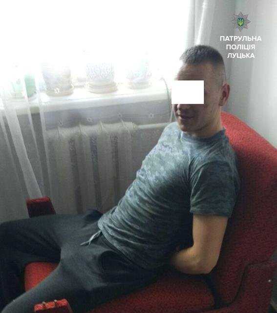 Роман після затримання, на фото видно ушкодження. Фото: патрульна поліція Луцька