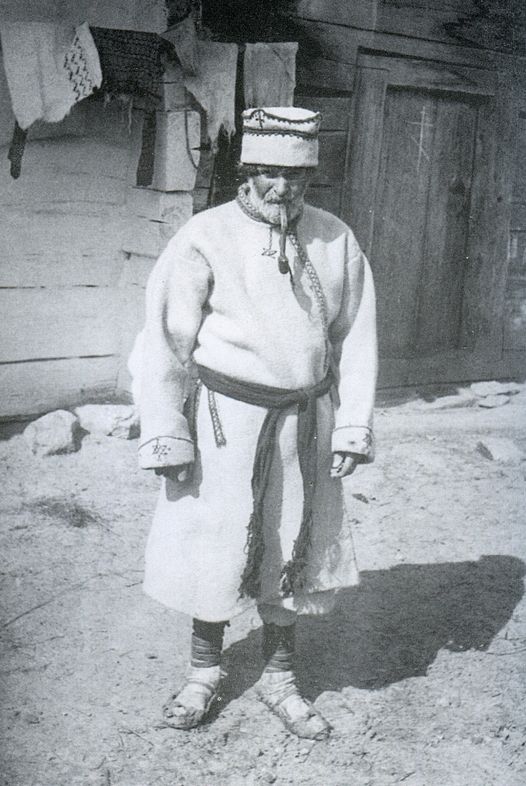 Чоловік у свиті та шоломку, с. Сновидовичі Сарненського повіту, фото С. Двораковського, 1929 р.