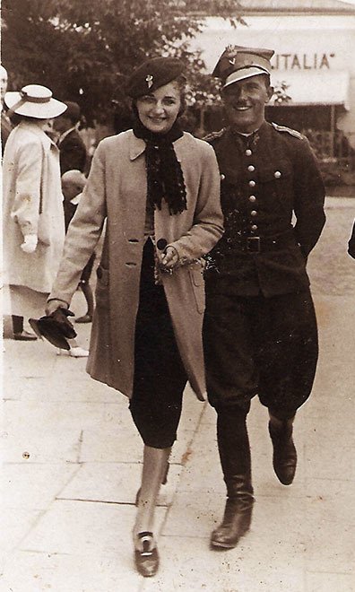 Позаду цукерня Italia