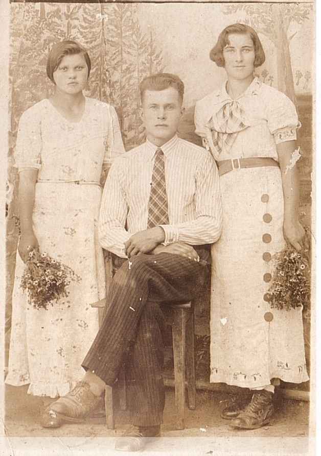 Феодосія Садова (з дому Шнайдерів; на фото – справа) з друзями, 1930-ті роки
