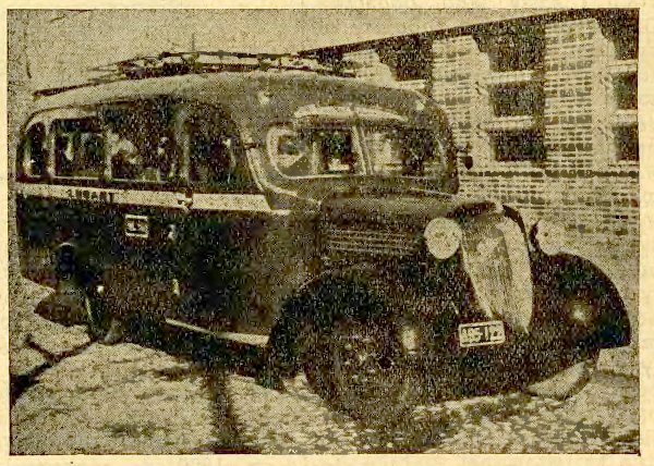 Автобус фірми Любарт біля пошти на нинішній вулиці Кривий Вал