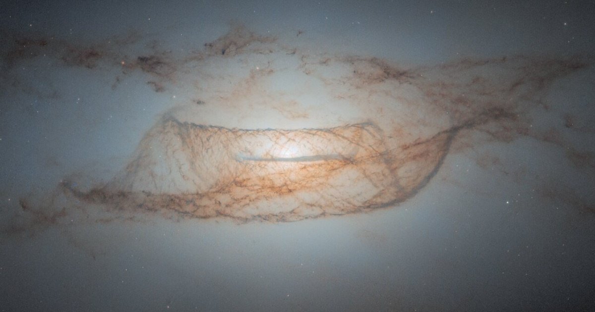 Телескоп Hubble показав «закручену» галактику в сузірʼї Діви