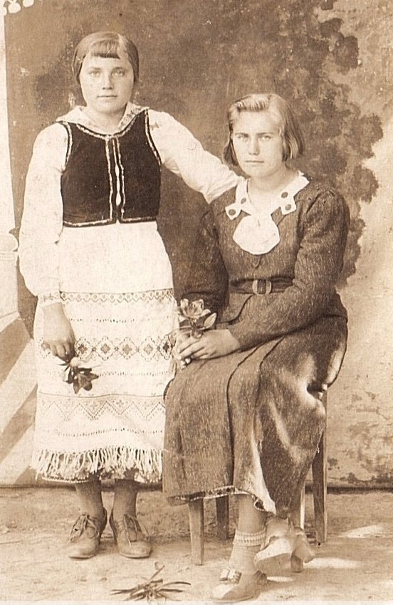 Дівчата (одна з них ‒ у народному строї). Брани, 1934 рік