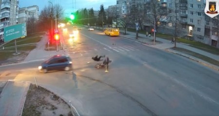Водія та пасажира підкинуло в повітря: показали момент удару автівки та мотоцикла на перехресті в Луцьку