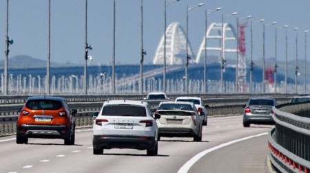 На Керченському мосту – рекордний трафік після вибухів на півострові