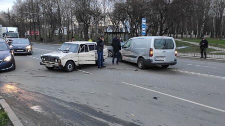 Peugeot виїжджав із другорядної: на Конякіна в Луцьку зіткнулося два авто