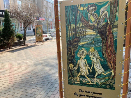 У центрі Луцька встановили галерею ілюстрацій до «Лісової пісні» Лесі Українки У центрі Луцька встановили галерею ілюстрацій до «Лісової пісні» Лесі Українки