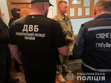 Працівник військкомату Волині за гроші допомагав чоловікам покинути Україну