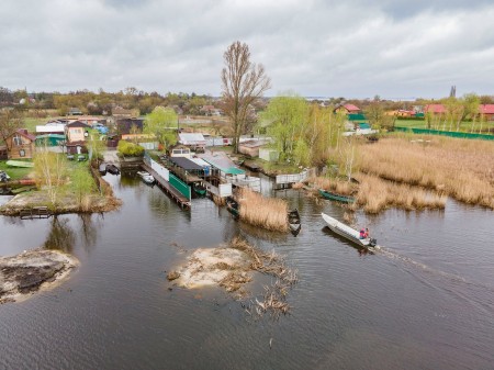 Перевозили човнами: як волиняни долучилися до доставки гуманітарки жителям Київщини та евакуації населення