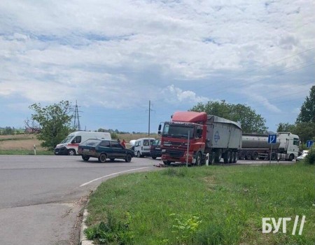 У Нововолинську легковик зіткнувся з вантажівкою DAF, рух трасою – ускладнений