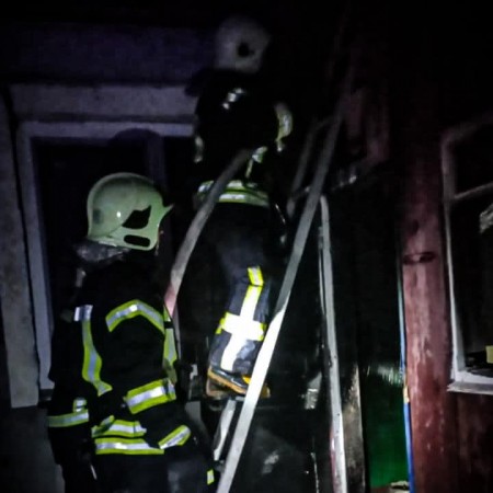 У Луцьку з пожежі в будинку врятували чоловіка