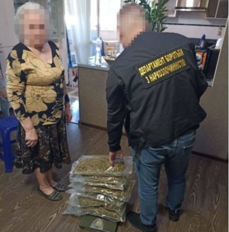 В Одесі затримали пенсіонерок, які постачали наркотики на весь південь України