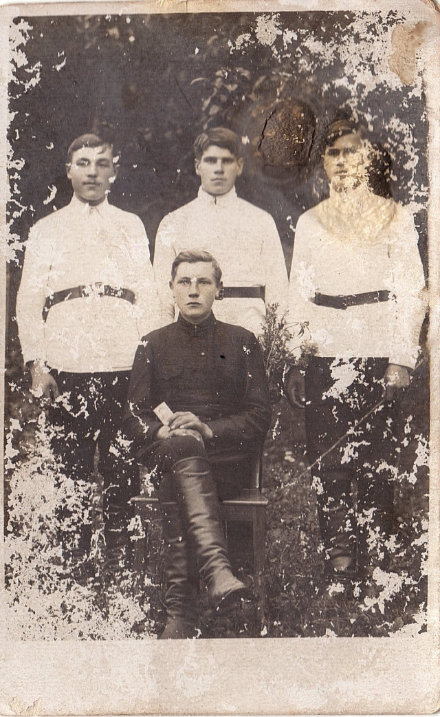 Мойсей Шнайдер з Бран (у центрі), 1920-ті