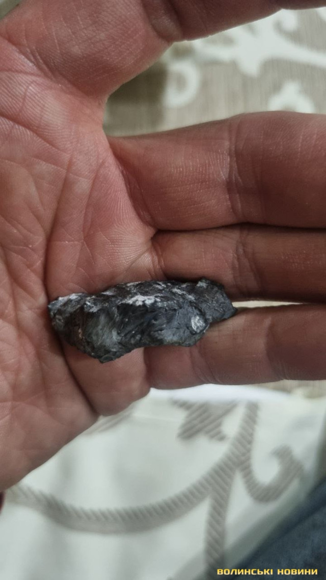 Осколок, який залетів у двір