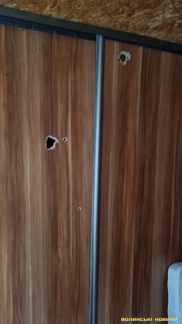 Осколки посікли меблі, але не потрапили в людей