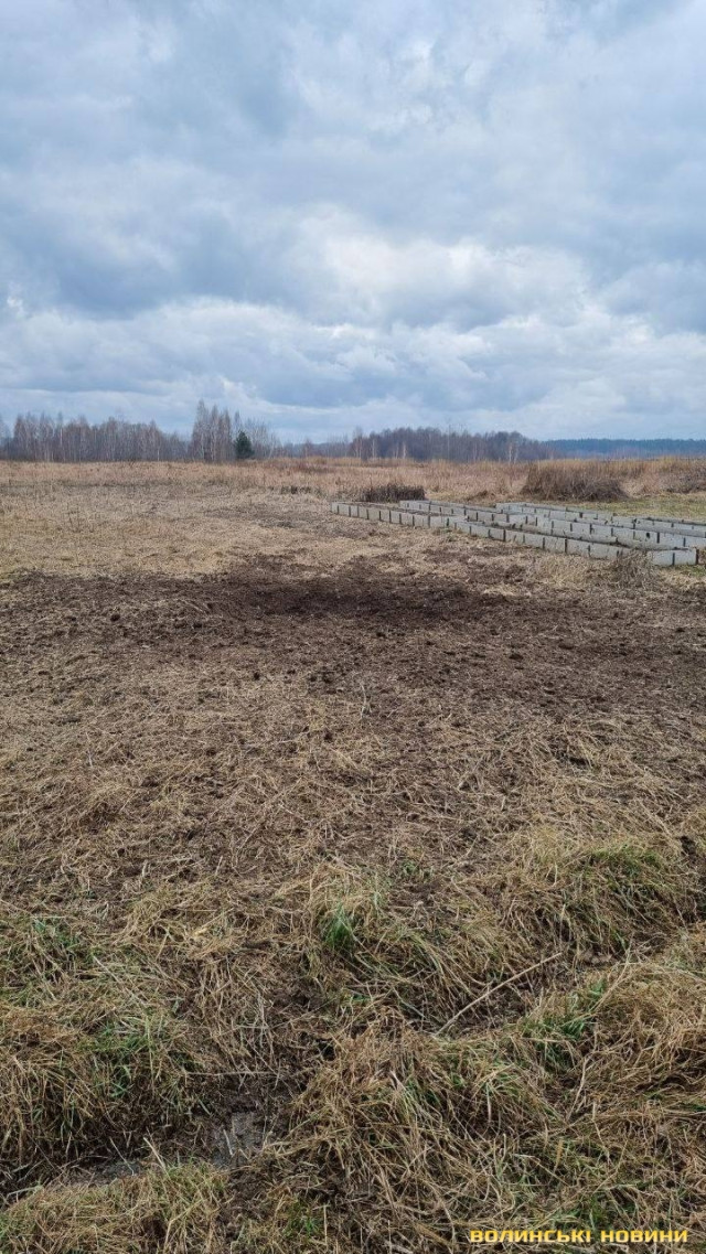 Вирва на городі від вибуху танкового снаряда