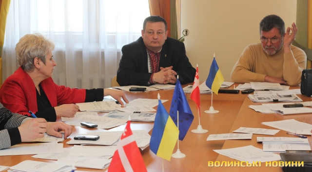 депутат, яка сидить ліворуч, не підняла руку під час голосування