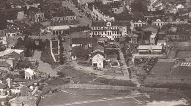 По центру ділянка спадкоємців Берка Шварцмана, ліворуч бачимо впорядкований початок набережного бульвару