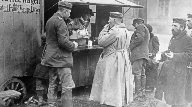 Німецькі солдати біля кавового фургона під час Першої світової війни, 1915 рік