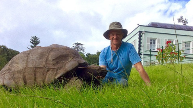 Джонатан зі своїм доглядальником, ветеринаром Джо Голлінсом