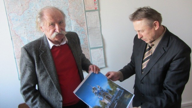 Андрош Бідзіля (на фото ліворуч) і начальник обласного управління водних ресурсів Ростислав Кравчук обговорюють проект облаштування місця витоку ріки Прип ять