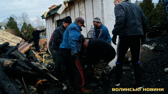 Прибирання згарища храму 