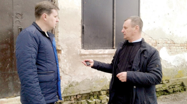 Сліди династії Радзивіллів можна побачити і в Цумані. Костел показує депутату облради Олександру Омельчуку цуманський селищний голова Андрій Дорошук