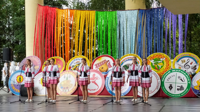 Співають вихованки Народного вокального колективу «Світанок» Ніни Марценюк