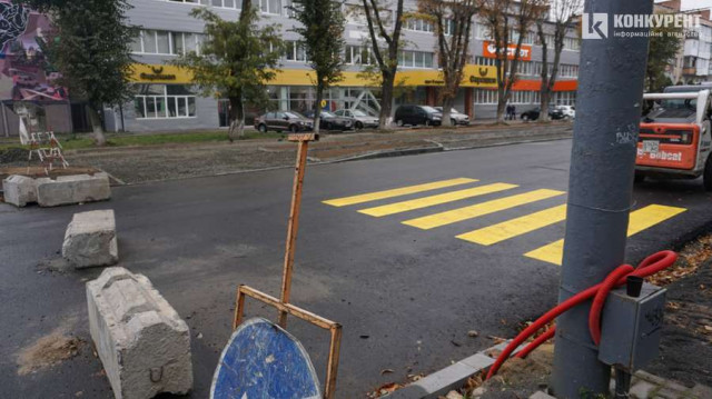 На проспекті Волі у Луцьку наносять тимчасову дорожню розмітку