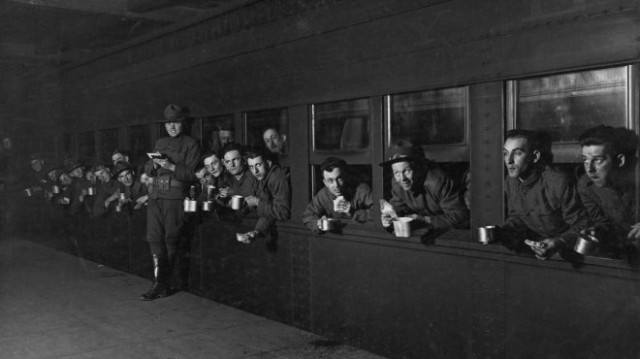 Американські солдати з бутербродами та кавою перед відправленням до Франції під час Першої світової війни, 1918 рік