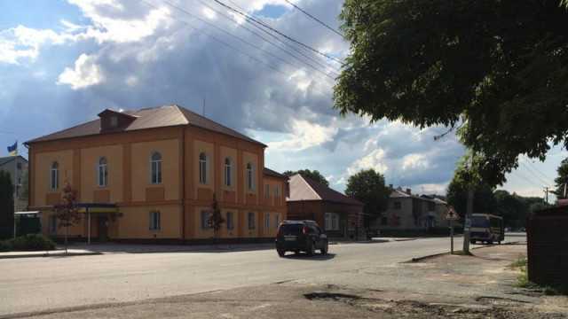 Центр Городниці. Яскраво помаранчева будівля - колишня синагога, а нині селищна рада