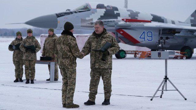 Петро Порошенко на фоні борту 49, який пригнали з Луцька