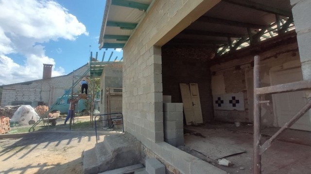 Для відновлення зруйнованих стін використовують бетонні блоки