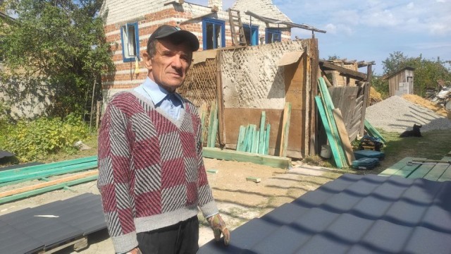 Будівельник Григорій Лукашук розповідає, що допомагають відновлювати житло безплатно