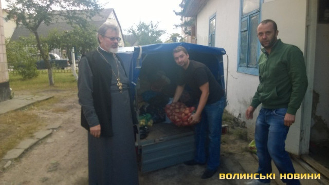 Передача пожертв на потреби воїнів АТО. Зліва направо – Стефан Михалюк, Владислав Михалюк, Сергій Шумік.