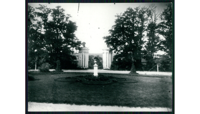 Парк, ймовірно, при палаці в Перемилі. Фото з polona.pl.